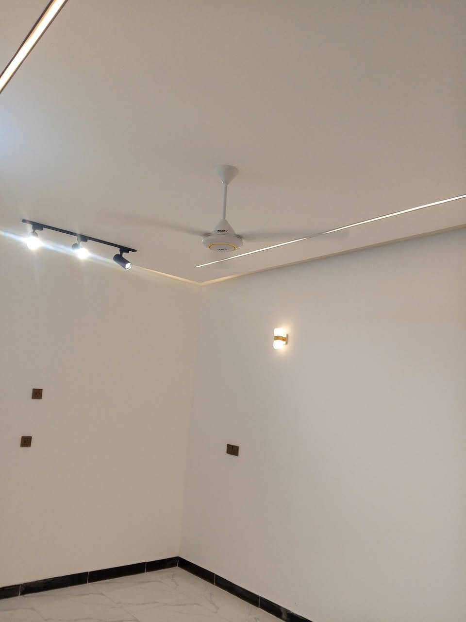 سلام عليكم دار البيع مساحه 100متر قاطين جزء ثاني كامل خدمات طابو زراعي سند 25 العنوان حولي تحرير زراعي محمد ليله الاستفسار على هذا الرقم ***********
