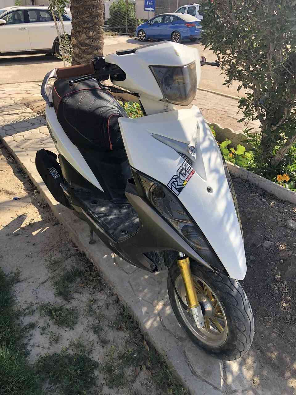 السلا عليكم ماكس مضلع ياباني حديث نوزل نضيفه دبلات جدد لايت زنون لد خلفي سكن امامي وخلفي عداد سرعه وعداد بانزين شغال دوشمة اصلية بريك امامي خلفي بعد تفاصيل السعر850 البصره المعقل ***********
