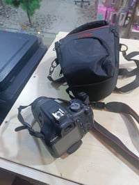 كاميرة كانون2000D للبيع نظافة 90% مع ستاند للتصوير للاستفسار 077257629...