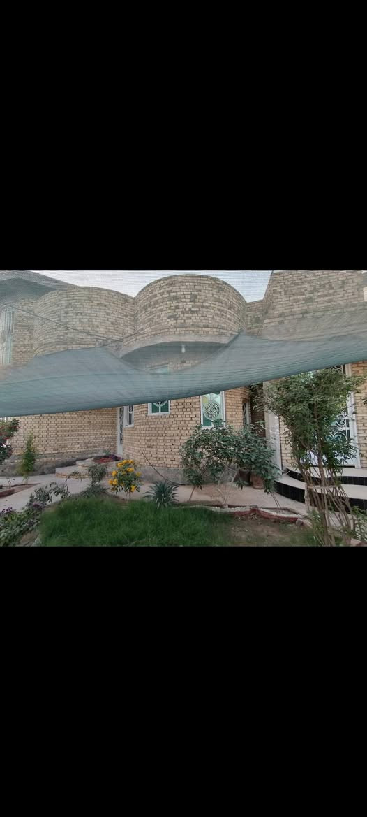 السلام عليكم بيت طابو زراعي ركن  يقع شارع  20م بمساحة  280 متر مربع بناء طابوق وكونكريت طابق واحد يحتوي على مشتملات
١.مطبخ
٢.صالة+درج دور
٣.اسقبال كبير
٤.غرفة نوم واسعة عدد٢
٥.مجمع صحي داخلي+مجمع صحي خارجي
٦.كراج
٧.حديقة
٨.ممر على شكل حرفL
 ٩.بيتونة بمساحة الصالة
خدمات كاملة ماء+مجاري+تبليط +معاملة جاهزة للتطويب ي
قريب جدا عن شارع جامعة القادسية

للاستفسار ***********
