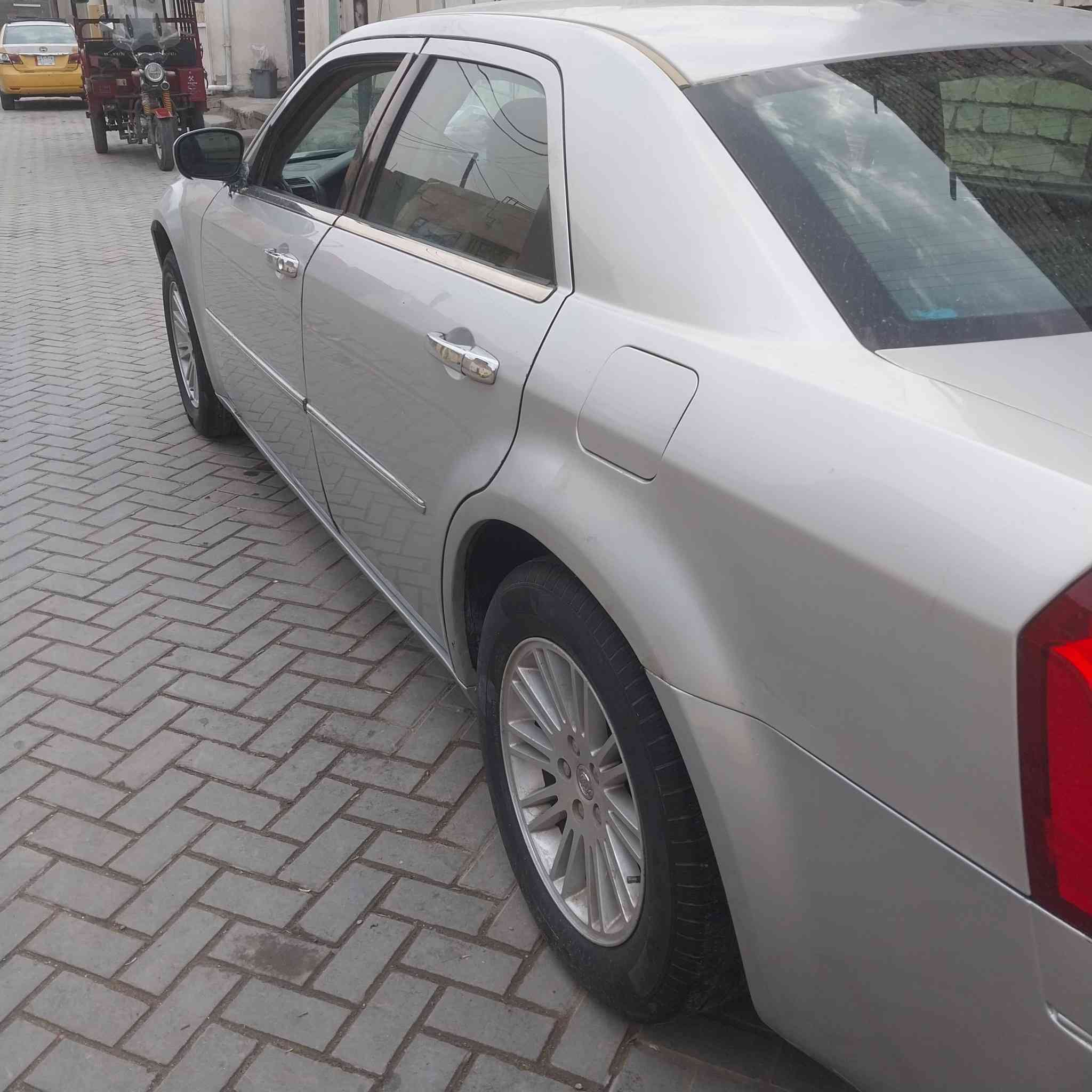 سيارة أوباما بسمنة للبيع موديل2008 بيه حادث جاملغ الامامي ***********جهت السايق  وهاذ رقم
