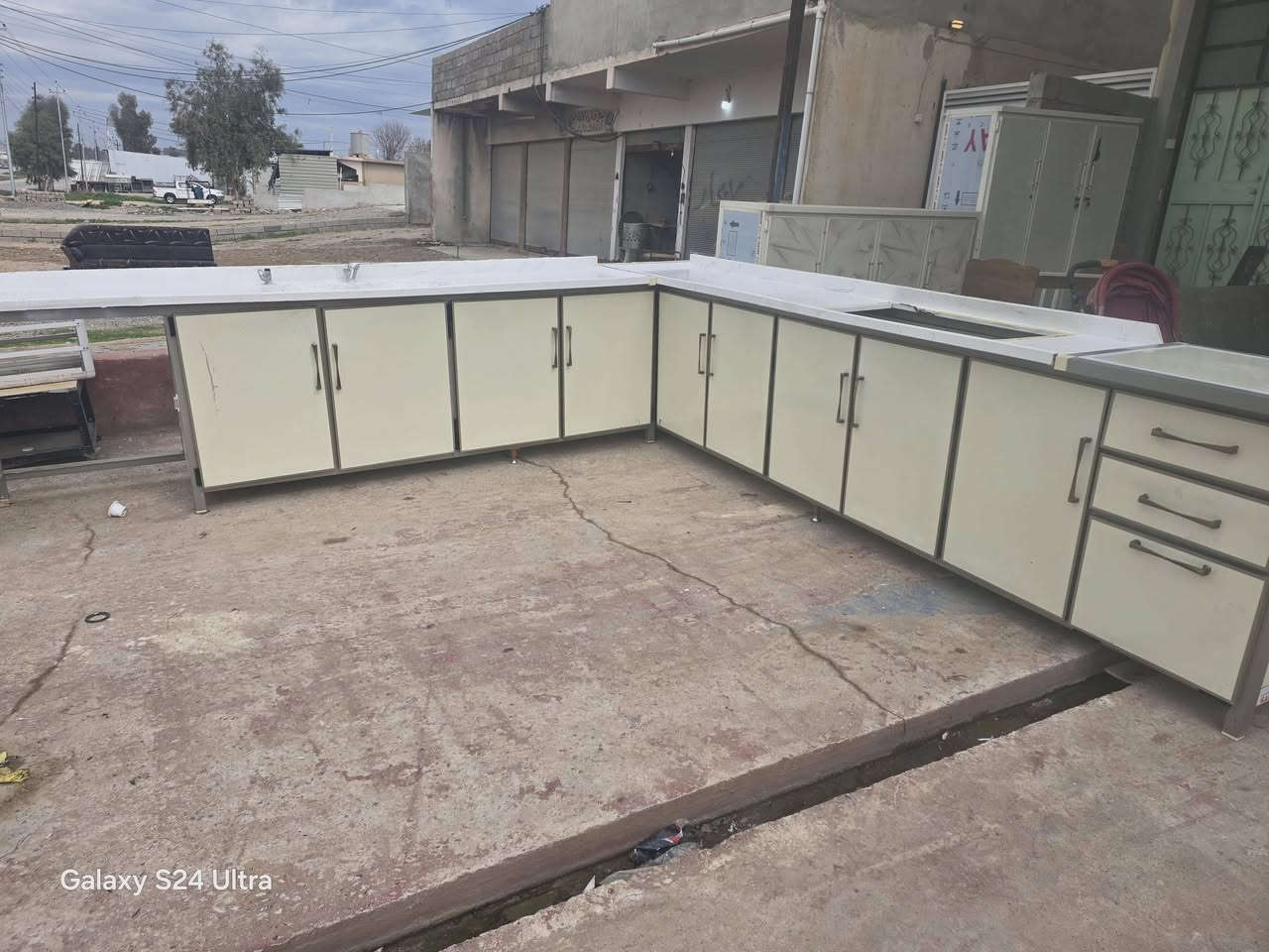 قطعتين كونتر ثقيل سقف مرمر نظيف سعر ٣٠٠ الف قياس سنك ٣متر و٦٠سنتم وارضي ٣متر و٦٠سنتم.  استفسار على هذا الرقم ***********
***********
***********
