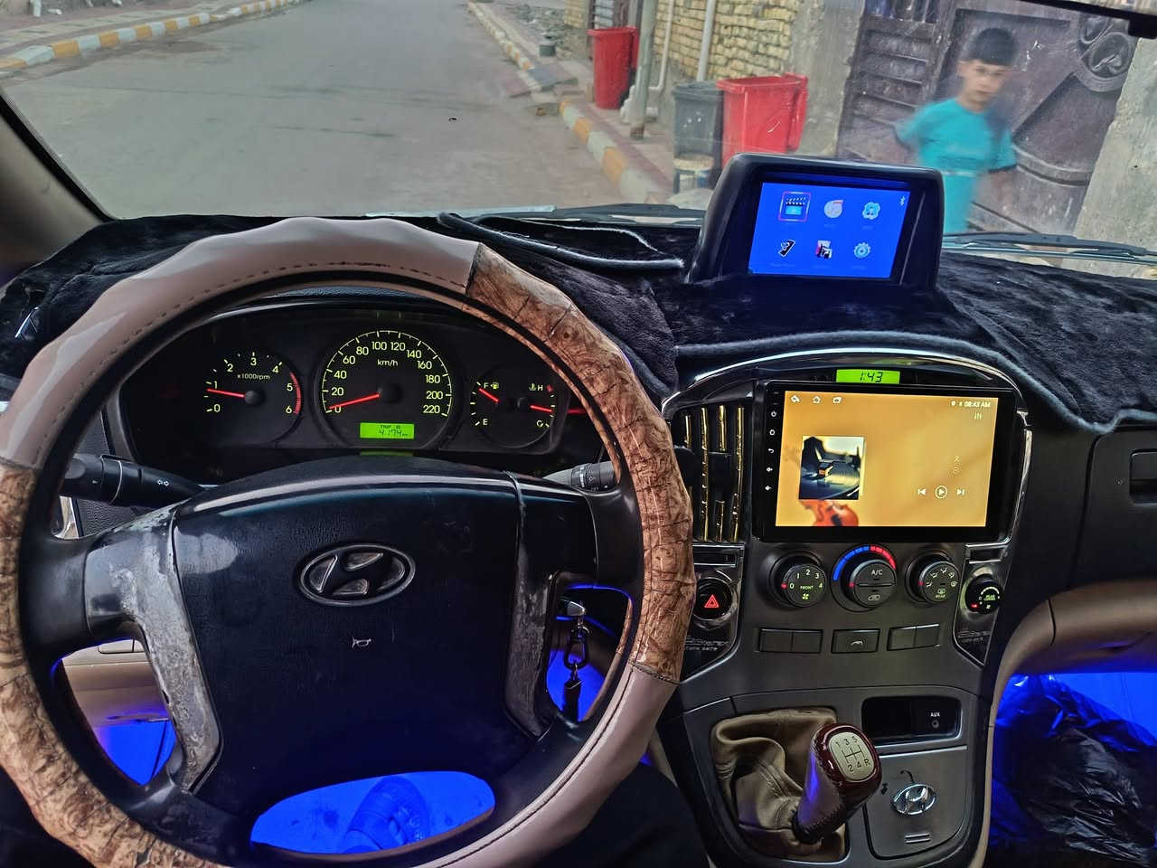 ستاركس للبيع موديل ٢٠٠٩  مفتوح رقم ميسان السياره نظافه ٨٠٪للامانه السياره مداور ثاني يوم بيه ضربه مثل مابين عندك بالمقطع.. السعر المطلب ١٢٨ وبيه مجال والسونار كدامك ذرها وهاذا رقمي بيه وات ساب *********** غير متواجد على الفيس..
