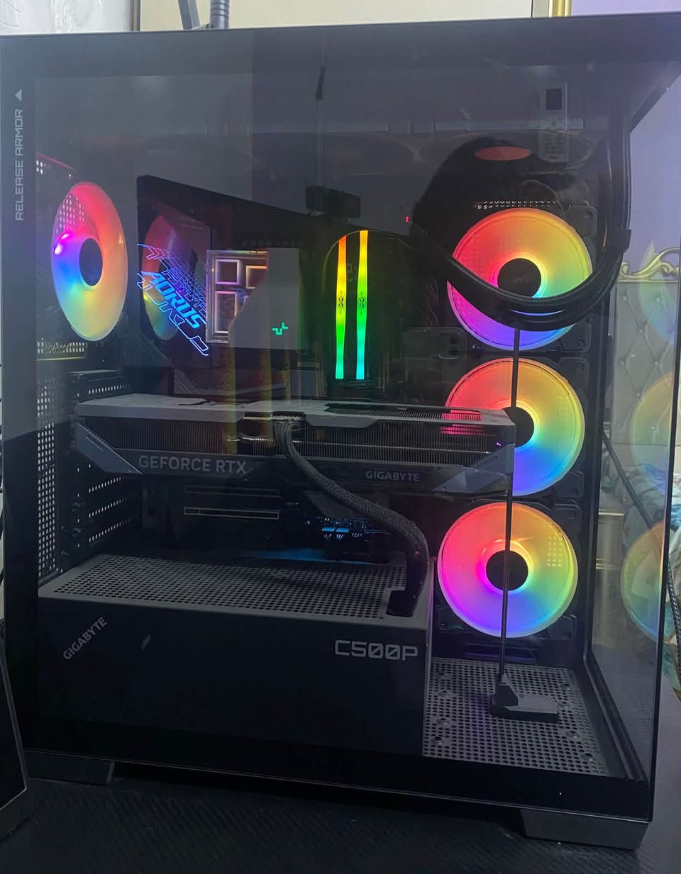 CPU: Intel Core Ultra 9 285K
* Motherboard: Gigabyte Z890 AORUS Master
* CPU Cooler: DeepCool LT720 (360mm AIO)
* GPU: Gigabyte RTX 5070 OC 12GB
* RAM: Silicon Power 32GB (2×16GB) DDR5-6000 CL30
* Storage: OneBoom 2TB NVMe SSD (up to 7400 MB/s)
* Power Supply: MSI MAG A1000GL 1000W (80 Plus Gold)
* Case: Gigabyte C500 Panoramic Stealth (C500 P)

وياها شاشة محمول هدية 15 انج
وكيبورد وماوس
سعرها 3.5  (ثلاثه ملاين و خمسمائة)


**إذا كنت صاحب هذا الإعلان وتريد حذفه لأي سبب، رجاءا أرسل رسالة إلى الدعم الفني**