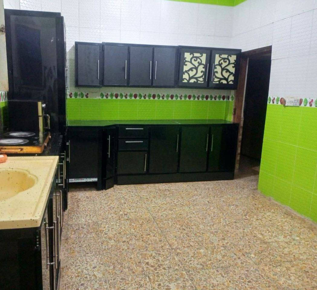 الدار للبيع المساحه 200 طابقين الخاجية منطقة الـ2000 قرب المركز الصحي البناء الارضي غرفتين وصالة واستقبال ومطبخ و صحيات داخلية وخارجية وترك و گراج  ومحل والطابق الثاني 4 غرف وصالة وصحيات  وأيضاً الدرج داخلي وخارجي غير متواجد على الفيس للاستفسار
***********
