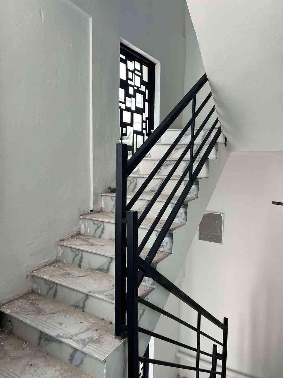 عرض مميز: ثلاث شقق عامودية للبيع في المدائن / حي التجارة

الفرصة المثالية: لإسعاد العائلة بمكان واحد يجمعها، أو استثمار مربح وواعد.

· التفاصيل الأساسية:
  · نوع الملكية: طابو ملك صرف .
  · المساحة الإجمالية: 80 متر مربع لكل شقة.
  · الموقع المميز: بغداد - المدائن / سلمان باك - حي التجارة.
· التصميم والمواصفات:
  · توزيع كل شقة: غرفة نوم + صالة حديثة مفتوحة على المطبخ + استقبال + صحيات .
  · مواصفات البناء العالية:
    · الأساس: رفت مسلح.
    · الأسقف: صب كونكريت مسلح (درجة أولى).
    · الأرضيات: بورسلين والجدران 
سيراميك للمطبخ والحمامات، وتبليط فاخر في باقي الأجزاء.
    · الجدران: تشطيب جص وبروك.
    · الأبواب الداخلية: خشب صاج.
    · الشبابيك: ألمنيوم.
    · السطح: مغلف (شتايكر).
· مميزات إضافية:
  · خصوصية تامة: الشقة الأرضية لها باب خاص، والشقتين الثانية والثالثة لكل منهما درج وباب مستقل.
  · الخدمات متكاملة: ماء، كهرباء، مجاري، انترنت، أرصفة مقرنصة، وشارع عريض.

للاستفسار أو لمعرفة السعر، نرجو التواصل عبر:

📞 هاتفياً أو واتساب: *********** | ***********

📩 أو المراسلة عبر: الماسنجر، الفايبر، أو التيليغرام.

الوسيط العقاري:
أبو صهيب المولى
للخدمات العقارية الموثوقة
