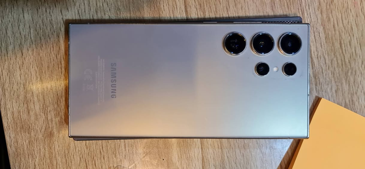 السلام عليكم . أس 24 ألترا كفاله عامه أستخدام قليل نضافه %100 الذاكره 256  العشوائيه 12 . دبل سيم .  بطاريه 5000آلاف .شرق اوسط داعم 45 واط . السعر مليون و 300 قفعل *********** مكان البصره
