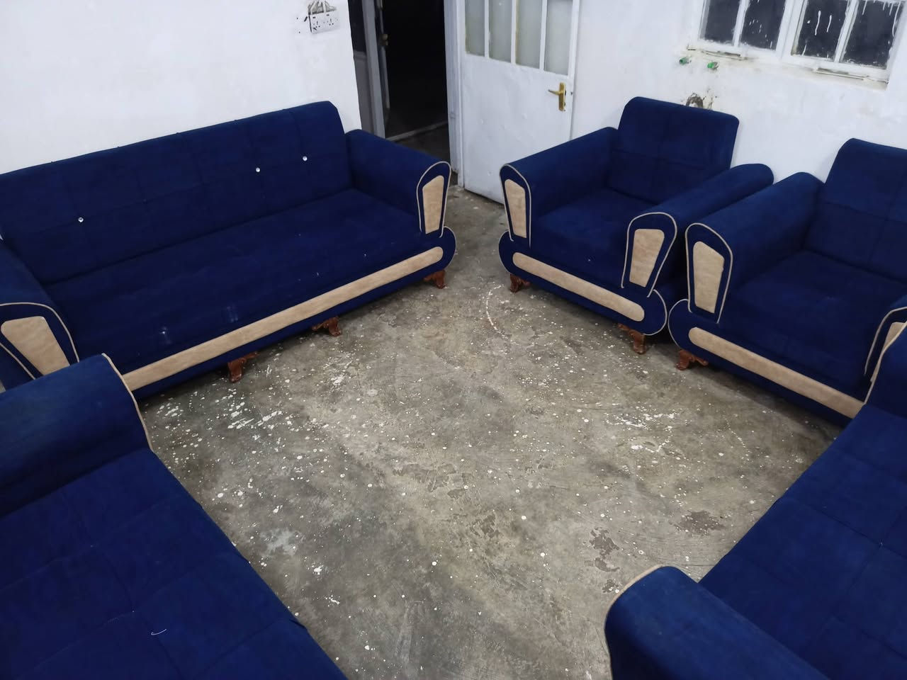 تخم 10 مقاعد للبيع
سعر 325 وبيه مجال بسيط مكان محطه رقم ***********
