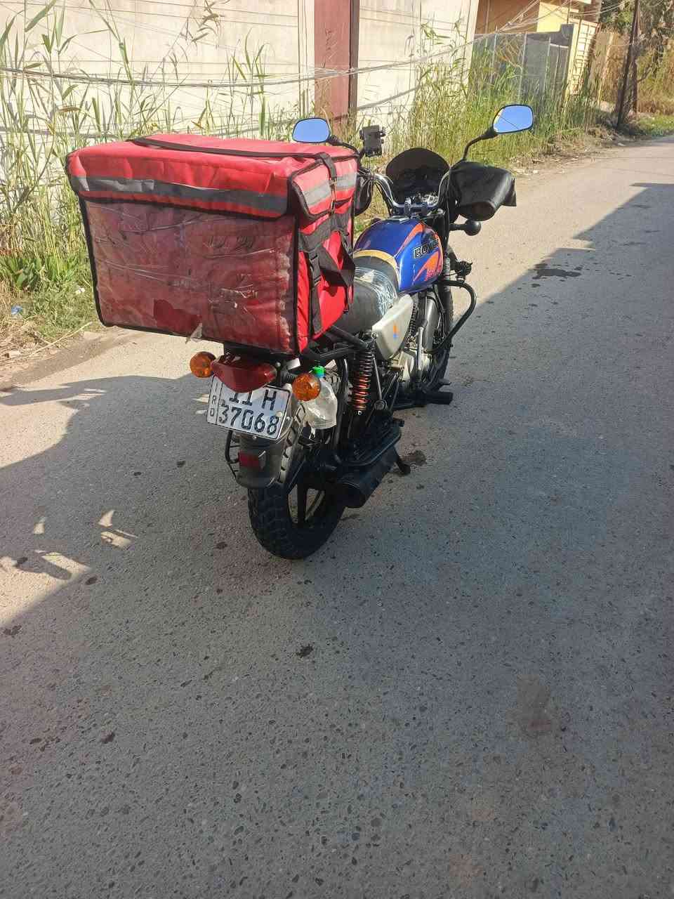 السلام عليكم دراجه بوكسر البيع  موديل 2023مرقم انكليزي دراجه حلوه مرتبه بس مكينه صار عندي نضوح من كازكيت عفته مااسويته البارحه بل طيريق طفت مااعرف شبيه بس كه تايرات شاصي كهربايات كله شغاله بس مكينه طافيه ***********رقم صاحب دراجه مكان دراجه بغداد الراشديه
