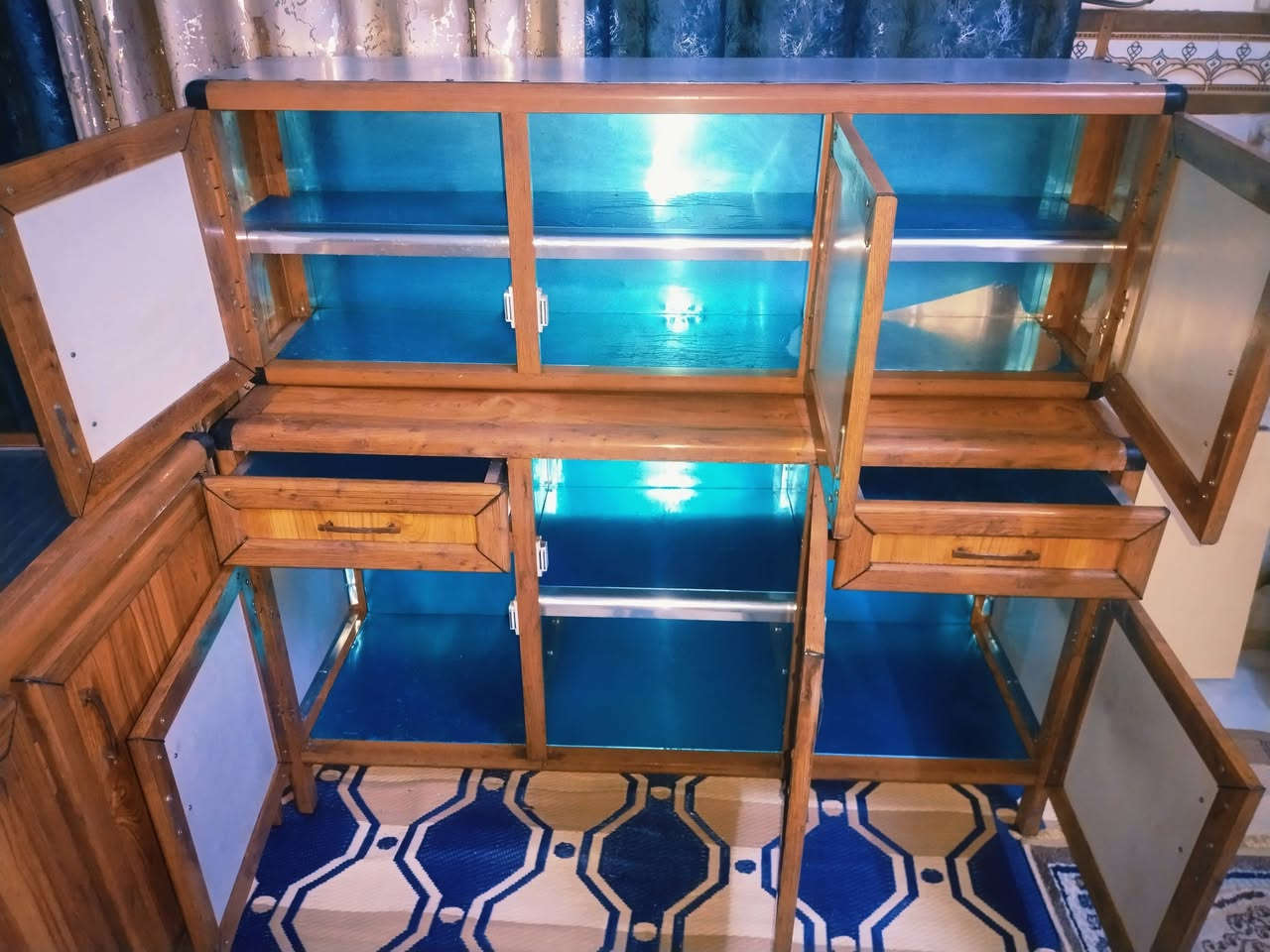 *********** بي وتساب
كاونتر للبيع تسكام المنيوم دواخله بجيس السعر 275 عنواني بغداد و
