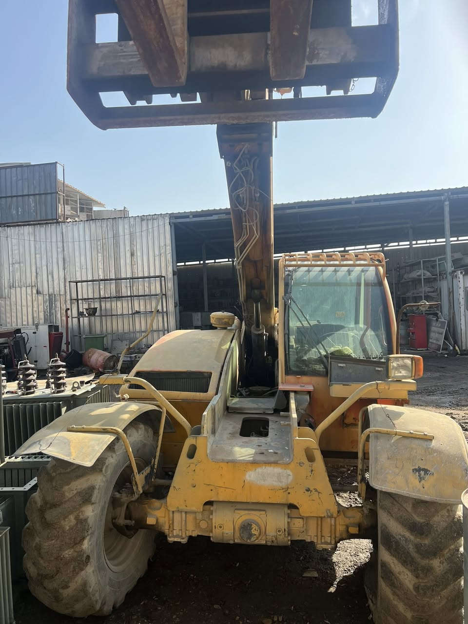 السلام عليكم رافعه الماني 
5 حركات 
محرك دويز 
فور ويل 
وتوجيه ستيرن رباعي الوره والكدام يفترن
مديل 2009.
 جب سلايت 8 متر
وزن 3 طن 
تدفئه تبريد 
الاليه شغاله بس يرادله ترتيب 
مكان بغداد ***********
