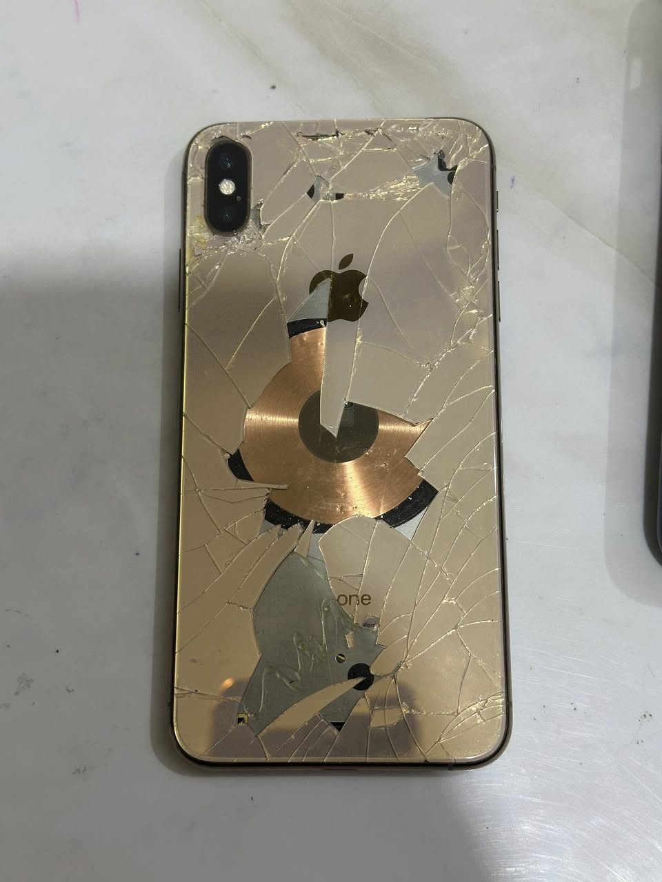 للبيع فقط نقال ايفون اكـس ماكـس ذاكره 64 مثل ماوضح بلصوره السعر150 الف العنوان البصره الجمعيات 
الرقم ***********
