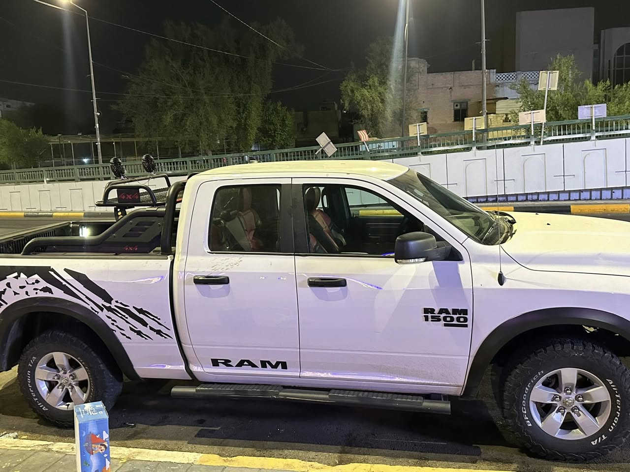 رام موديل 21 بدي قصير وباب قصير مستعجل على البيع حادثهة باب وجاملغ جهة السايق وبيهة قطعات صبغ متفرقة قليلة سيارة جاهزة من كلشي رقم اربيل باسمي تخم تاير جديد صدر كلة جديد امامي خلفي  جاهزة من كلشي السعر. 220  وبيهة مجال  مكاني شارع حيفا.  ***********   محرك 6 سلندر
