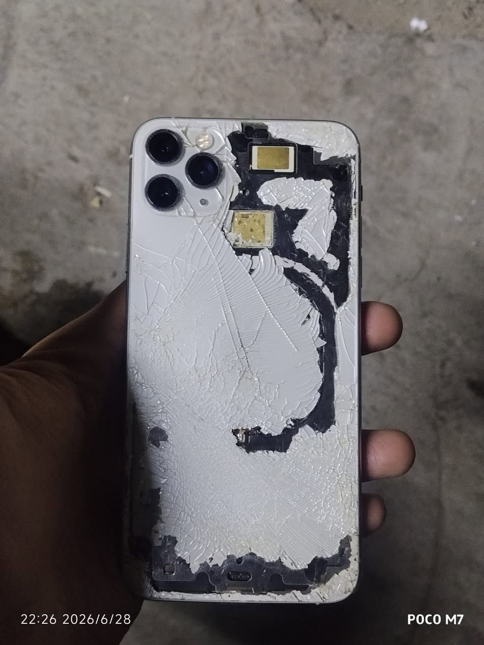 جهاز آيفون 11 برو ماكس مبدل شاشه وبطارية البطاريه البارحه بدلتها اصليه ولضهر مكسور وعندي القطعه مال ضهر جديده تكدر تأخذها ويشدوها الك بخمستالاف أعيوني الجهاز سعره250 وبي مجال حك الجيه متواجد خاص وهاذا رقمي***********

