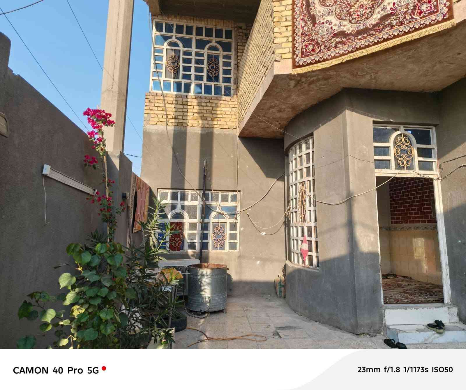 سلام عليكم بيت مساحه 250م واقع حال 300م بيت طابوك كونكريت طابقين يحتوي عله 7غرف وصالتين ومطبخ كبير مكان سوق الشيوخ قريه النصر للاستفسار اتصل عله ***********

