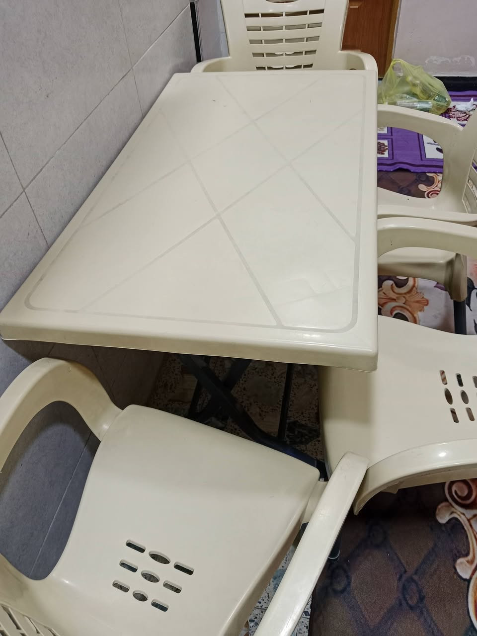 سلام عليكم ميز+5 كراسي للبيع سعر 85 الزعفرانيه ***********
