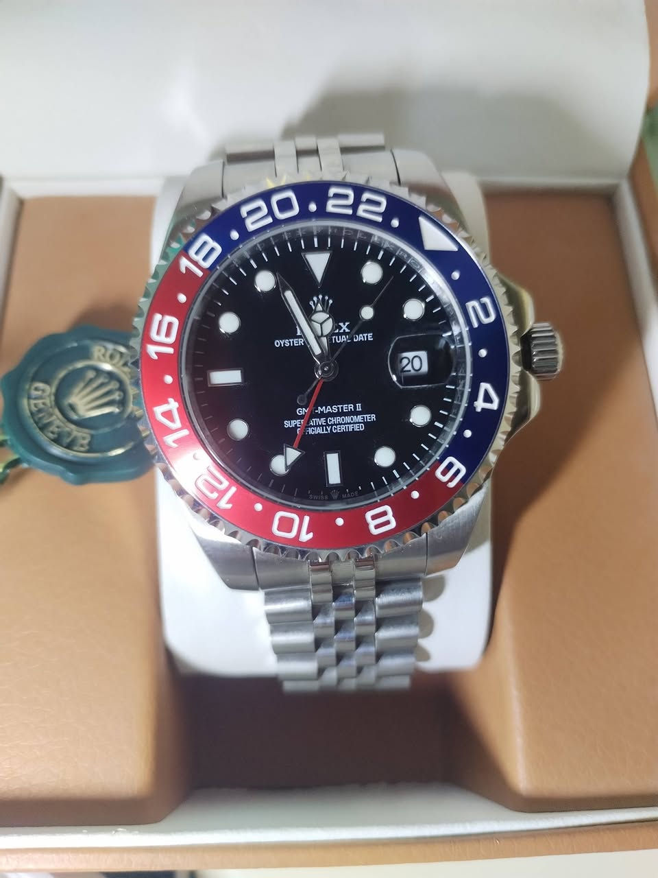 للبيع ملكة الـ GMT.. رولكس "ببسي" فئة السوبر كلون (نخبة أولى) 👑
لكل عشاق التميز والقطع اللي ما تفرقها عن الأصلية، معروض للبيع ساعة Rolex GMT-Master II "Pepsi" بأعلى مواصفات تقنية متوفرة بالسوق:
​المكينة (The Engine): نسخة طبق الأصل من كاليبر 3285. تدعم ميزة الـ True GMT، يعني عقرب الساعات يقفز (Jumping Hour) لضبط الوقت بسهولة وبدون ما توقف الساعة.
​المينا والإطار: سيراميك حقيقي أزرق وأحمر بألوان ملكية، مع جام "سافاير" ضد الخدش وعدسة مكبرة واضحة جداً.
​الفسفور (Lume): مادة الـ Chromalight الأصلية اللي تضوي باللون الأزرق القوي والواضح.
​الهيكل والسوار: مصنوعة من ستيل 904L المقاوم للصدأ، بوزن مثالي يبلغ 145 غرام (نفس وزن الأصلية بالضبط).
​التختيم: الساعة مختمة بكل مكان (على القفل، الحافة الداخلية، وخلف الآذان) بدقة متناهية.
​الحركة: ميل الثواني "يسبح" سباحة بانسيابية عالية جداً (High Beat).
​ملاحظة: الساعة مو من التقليد العادي المنتشر، هاي القطعة للناس اللي تقدر الهندسة والمواصفات الـ High-End.
​📍 الموقع: [ الانبار - هيت ]
💰 السعر: [ 400000 ] (قابل للتفاوض البسيط للشراي)
📞 للتواصل: ( *********** )
