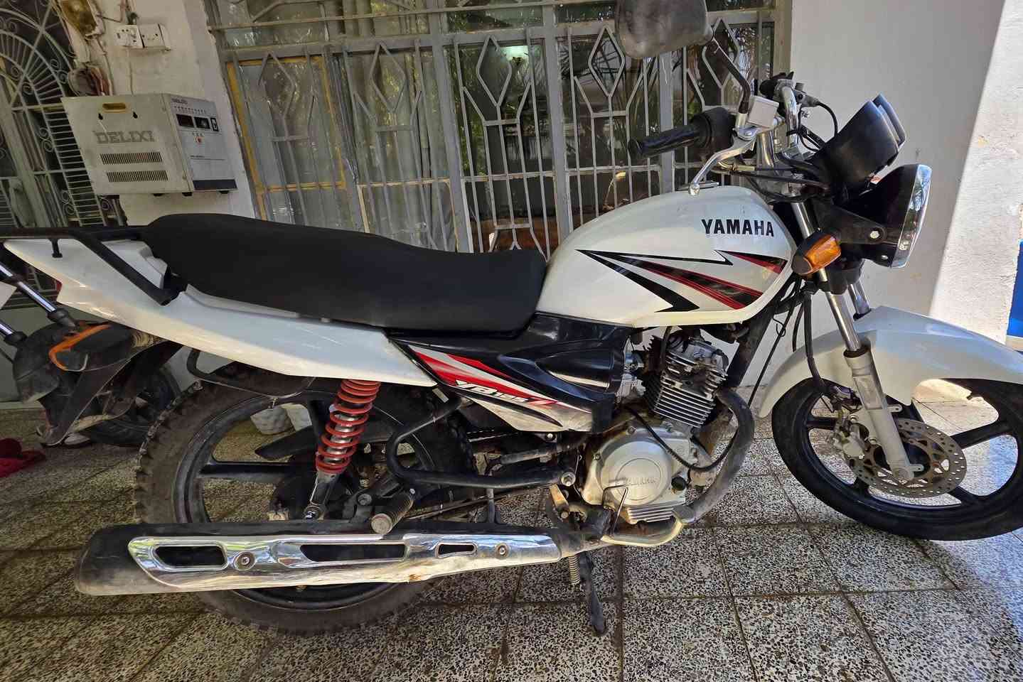 السلام عليكم دراجة للبيع نوع YAMAHA  ياباني استيراد خاص  الوحيدة بل عراق متروس ختومات مكينة ناعمة ممفتوحة شوفة عينك و الدراجة نضيفة  شلعة معدل نكرة سلف  الدراجة ما بيهة اوراق   المكان ديالى بعقوبة بهرز السعر 950 بيهة مجال حك الجية رقمي ***********

