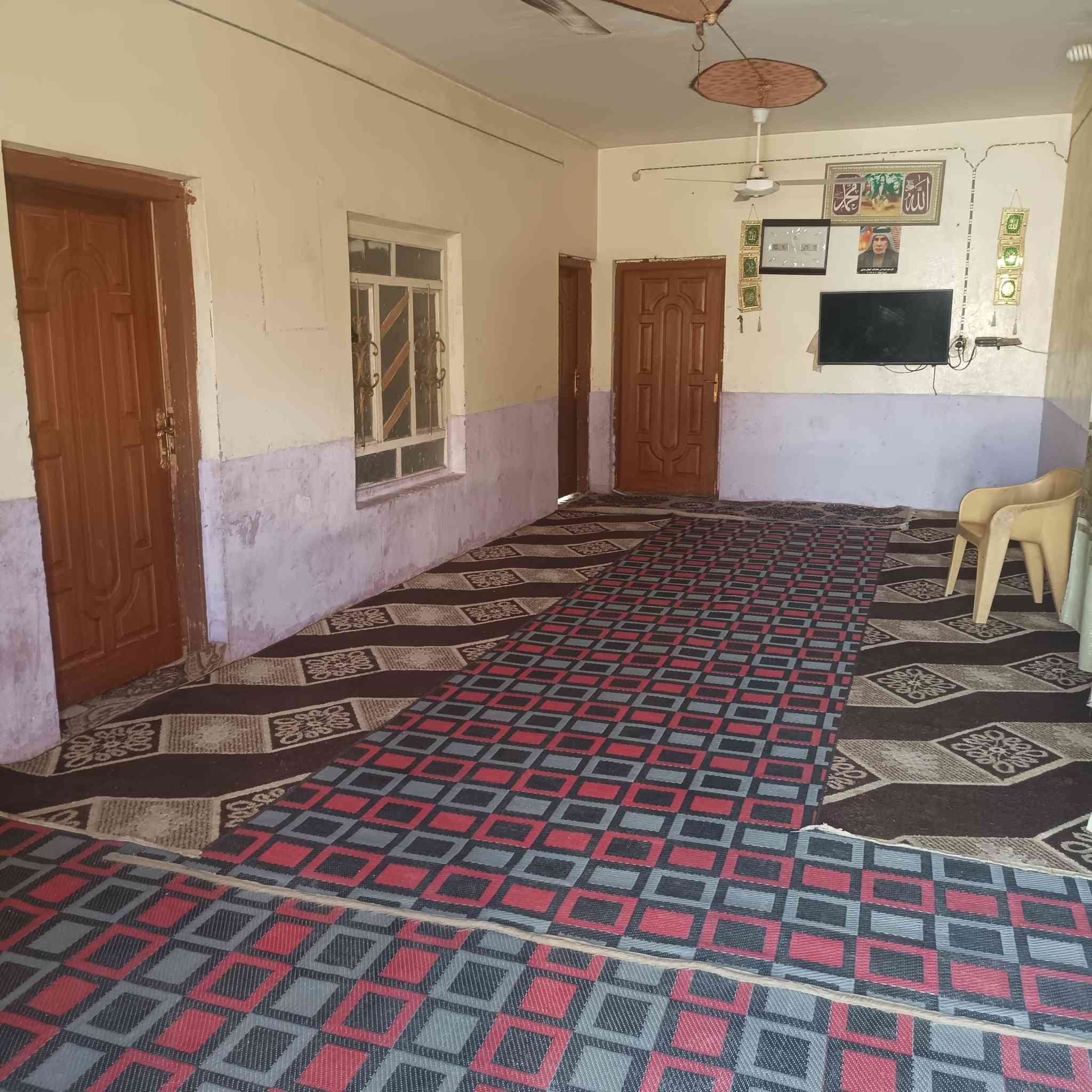 مكلف بنشر
بيت٣٠٠ متر في حي الزهراء طابو زراعي 
قرب جامع اهل البيت ع 
واجهه ١٠  نزال٣٠
فيه ٣ غرف ٥في ٤ وحده ٦في٤ وصاله ٩ في ٤
مطبخ ٤ب٣ 
براني طابوق ٨ ب٤ 
حمام داخلي 
ممر خلفي 
ممر جانبي 
حوش كبير 
يصير على شارع ٣٠ متر نص مبلط ونص لا 

للاستفسار ***********
