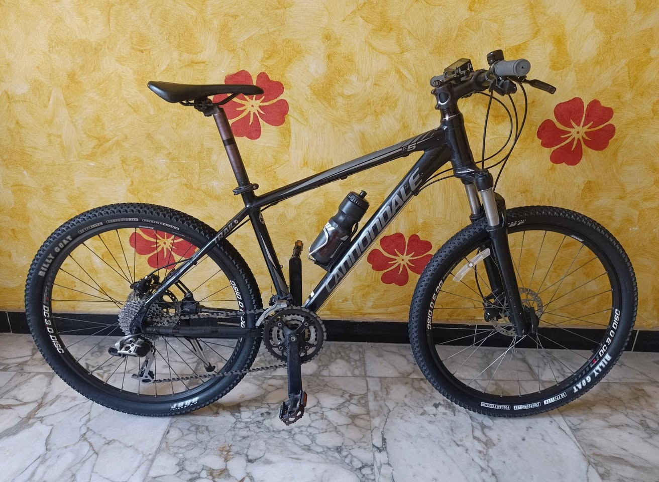 السلام عليكم، عندي هذا البايك للبيع
Cannondale

اسم الدراجة: Cannondale F5 جبلي

معدن الدراجة بالكامل من الألمنيوم وزنها خفيف والويل

 أيضا الألمنيوم  الحجم 26  

​السستم الكامل للدرجة من SRAM (سرام) 

البريكات هايدروليك 

إطارات جديدة مستخدمات على الطريق 3 ساعات من نوع OBOR Billy Goat، بمقاس 26X2.10 

الدراجة واضحة في الصور والفيديو بيه كم شخط مثل مموضح للمصداقية 

سعر الدراجة 295 

مكاني بغداد. .***********.

متواجد خاص أو واتساب
