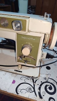 مكينة خياطه للبيع نوع تويوتا ياباني نضيفه ماداخله تصليح جاهزه للخياطة ...