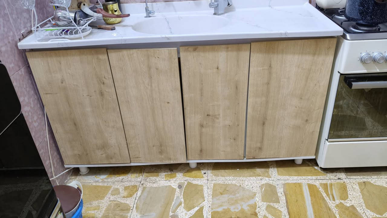 السلام عليكم
كاونتر mdf ثقيل متكون من قطعتين الاولى سنك مرمر طول متر ونص 
قطعة ثانية كبيرة طول 2متر و40 سم وارتفاع 2 متر و20سم  متكونة من طابقين طابق الاعلى من ستة رفوف نظام جكات ولمس وطابق الاسفل خانتين كبير وثلاث مجرات 
مع ملحق صغير للعرض
سعر 550 الف 
كربلاء 
***********
