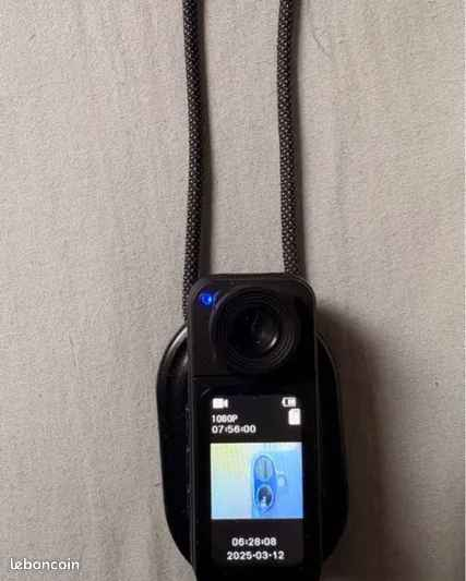 هذا المنتج هو كاميرا تصوير صغيرة الحجم (Thumb Action Camera) تُستخدم لتوثيق المغامرات والأنشطة المختلفة. 
التصميم: مدمج وسهل الحمل والتركيب.
المتانة: مقاومة للماء ويمكن غمرها تحت الماء.
التصوير: تلتقط لقطات واسعة المجال (POV).
البطارية: تدوم حتى 90 دقيقة من التسجيل. بغداد, العراق


**إذا كنت صاحب هذا الإعلان وتريد حذفه لأي سبب، رجاءا أرسل رسالة إلى الدعم الفني**