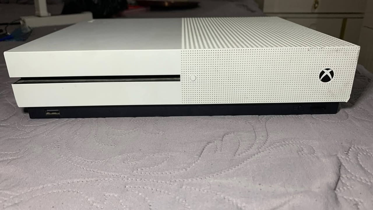 السلام عليكم
XBOX ONE S للبيع 
الجهاز يجي ويا يدتين اصلية مال شركة XBOX  
واير HDMI مال الشركة وسلك التشغيل 
السعر 150 الف 
الجهاز نظيف ويستاهل سبب البيع مشغول وما كاعد استخدمو 
المكان صلاح الدين العلم 
للتواصل *********** واتساب
