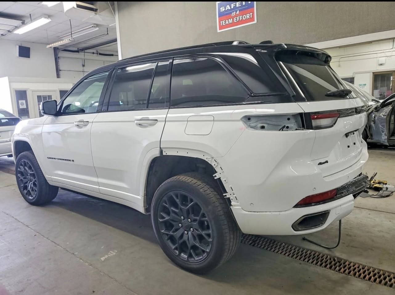 🤍بسم الله على بركة الله 🤍
مزاد السيارة :🚗  جيب كراند شيروكي سومت 2025
الضرر : كما موضح بالصور المرفقة
تاريخ المزاد :: الجمعة  2026/3/27

سعر السيارة :: يحدد في  المزاد 🔒
للمزايدة ولشراء السيارة :: الحضور الى المكتب 💁🏻
مدة الوصول من 50 الى 90 يوم  🚢
عمولة المكتب 200 دولار فقط 
يتم تخليص السيارة عن طريق  المكتب 📑 

الفرع ألاول ألانبار الفلوجة مجاور مطعم حجي حسين 
وليد:***********
يوسف:***********

العنوان الفرع الثاني 
✅رمادي ✅
✅شارع عشرين✅
✅مقابل مطعم كباب الساطور✅
للأستفسار الاتصال على الرقم التالي او مراسلة الصفحة📱
غيث ***********

أوقات الدوام من الاحد إلى الجمعة ⏳
من 4:00 عصرآ  الى 10:30 مساءآ 🕓 

‏#IAAI #iaai 
‏#COPART #copart
#العراق #الفلوجة#الرمادي 
#سيارات
#مزاد_السيارات_الوارد_الامريكي
#مزادات_السيارات #الوارد_الأمر
