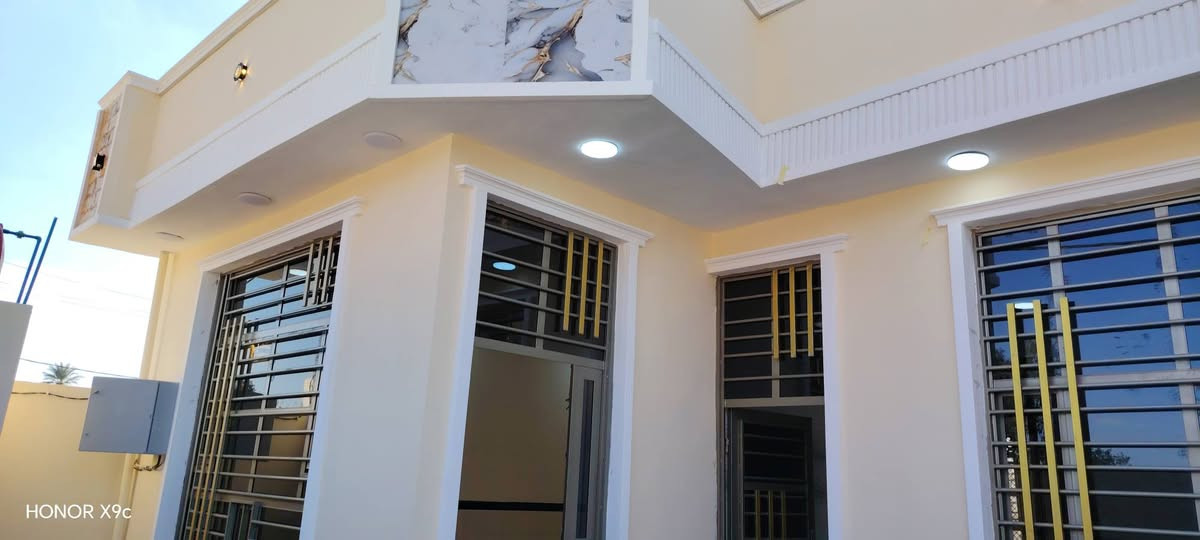 سلام عليكم بيت بحي الصحه مساحه200 واجهيه عل شارع بنيان درجه اوله سعر 80وبي مجال بشي بصيط رقم ***********
