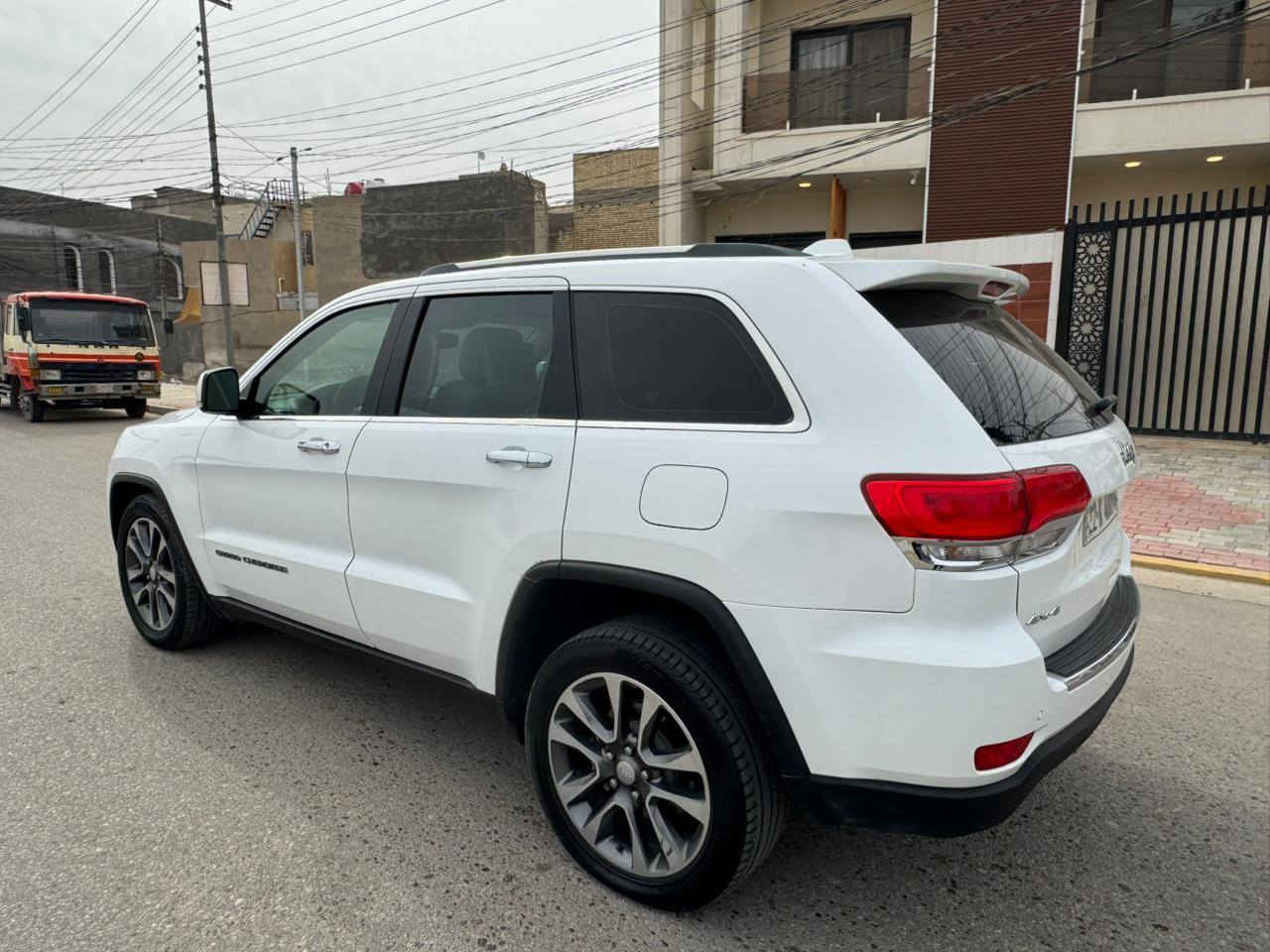 سلام عليكم سياره نوع جيب لاريدو لمتت خليجي موديل 2018  فول مواصفات واحد عله واحد بنرامه بصمه شاشه كامره حساسات امامي خلفي تحكم ستيرن جهتين خمسه ويل كب شاير مري مري شفط كشنات كهرباي جلد تدفاه تبريد كشنات ستيرن هيتر كهرباي تبريد قطعتين مانع نزلاق مثبت سرعه قياده ذاتيه تحديد مسار بصمه ابواب جنطه كهرباي منضومه كشاف زنون سستم سماعات دمام صوت مكينه حجم 6ستندر كفاله كير مكينه حداديه تخم تاير تبريد كفاله من ضربه او تبدي بيه قطعتين صبغ جماليه العنوان كربلاء السعر 218بيه مجال رقم الهاتف 077تصال تحويل وكاله مباشر سنويه جديده***********
