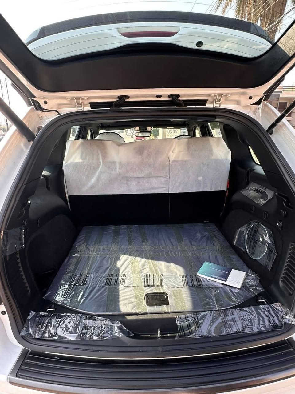 سلام عليكم للبيع جيب اس  ام رادار   S 2020 ( خـليـجـي )
ماشيه 38 ميل 

فول فول مواصفات فورويل بارنوما فتحة 

السياره كفاله عامه من الصبغ او البارد كير مكينه كلها كفاله عامه

عدا كارت تحت بك لايت بسيط و رصعه ب باب سايق ع كد 5سانتيم. تم سحب ب جهاز لا تكحيل ولا كارت

 ( وكاله هارلم) ام الرادار

مكينة  3600 6 سلندر  

 سقف بانوراما 

 كشنات جلد اسود و احمر+ كهرباء + تدفئه + خزن ٣ وضعيات 

 نظام النقطة العمياء 

 ويل حجم 20 بلادي سبورت 

 نضام خاص للطرق الوعرة 

تشغيل عن بعد 

مري كهرباء 

 مرايا متحسسة للضوه العالي 

 بخاخات لتنضيف اللايتات الامامي

 نظام تشغيل واطفاء المحرك اوتماتيكي للتوفير وعدم صرف الوقود عند الايقاف (AUTO START SYSTEM)

 

وضعيات قيادة التحكم بيهم عن طريق الماوس 

لايت زنون امامي ولد خلفي 

 تخم تاير جديد

اوتو بارك

 ستيرن كهرباء + تدفئه ستيرن 

 ريموت كنترول عدد 2 

 حساسات خلفية امامية

مكان السياره بغداد 

للاستفسار :***********
