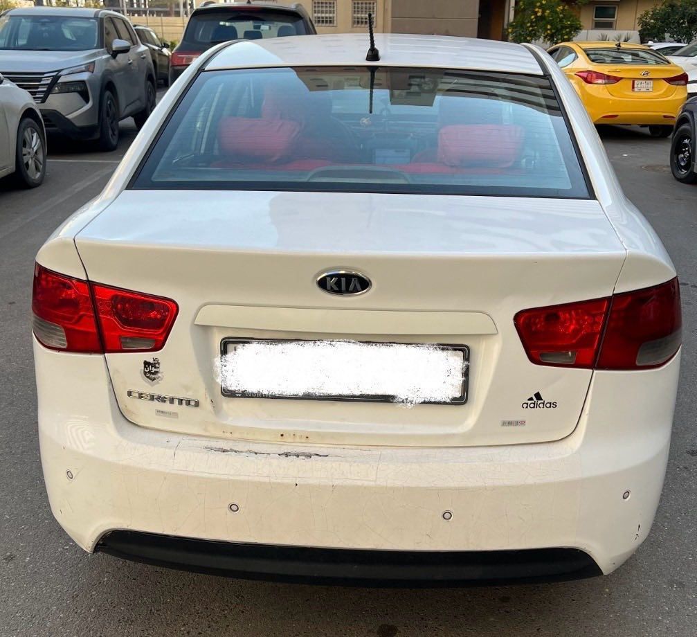 السلام عليكم
سيراتو موديل 11
بيه صبغ جاملغ وباب وبيه شخوط بسيطه
ماشيه 325 الف سيارة رقم اربيل 
كير مكينه تبريد جاهزه 

مكانه بغداد 

اي ستفسار على رقم ***********
