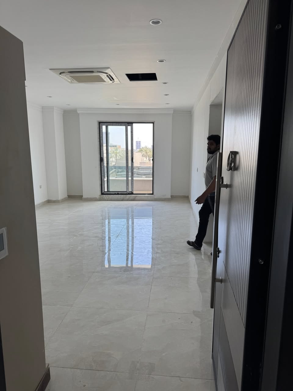 🏡 شقق سكنية للإيجار – بغداد / الجادرية
تتوفر شقق سكنية حديثة صفر بموقع مميز في الجادرية – مربع الرئاسي قرب جسر الطابقين.

🔹 مواصفات الشقة:
• غرفتين نوم
• صالة معيشة
• مطبخ أمريكي
• حمام واحد

🔹 التجهيزات والخدمات:
• كاونتر مطبخ متكامل مع:

* ثلاجة
* مايكروويف
* فرن
* طباخ
* مرشحة مياه
* مكيفات إنفيرتر في جميع الغرف
* نظام دخول ذكي (Smart Home System)
* كراج مغلق للسيارات
* مصعد كهربائي
* درج للطوارئ والخدمة

📍 الموقع:
بغداد – الجادرية – مربع الرئاسي – قرب جسر الطابقين

📞 للاستفسار والحجز:
***********
***********
