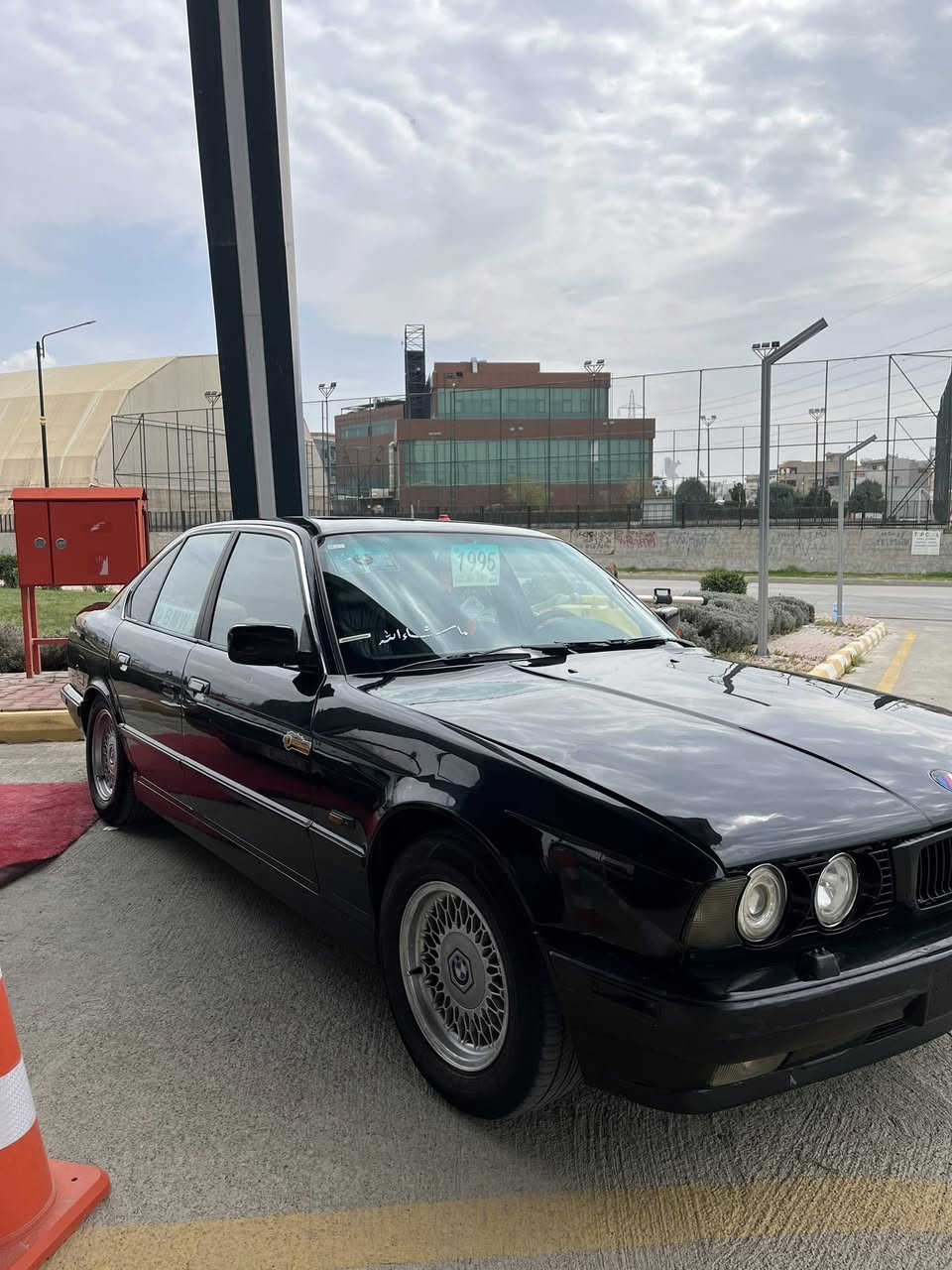 مۆدێل ١٩٩٥ سەیارەکە فول فولە بەس گێڕ عادیە مەکینەی ٥٢٥ ماشللە زۆر بە قوەتە  گێج ئەلقە لایت دەبڵ ئەڵقە ٤ جام کارەبە سلایتە سەیارەکە هەمو گیانی ئیش ئەکات ئارمی هەولێرە سەیارەکە بئ تەقەو رەقە بێ دەعمو لێدراوی شوێن سلێمانی ***********
