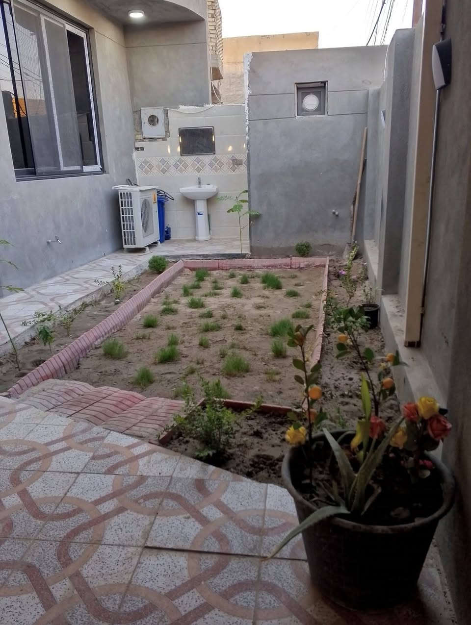 بيت بناء حديث درجة أولى للبيع مع الاثاث السعر 147 مليون المساحه 250 متر الاثاث كله جديد وفصال تركي تخم وغرف نوم عدد 2 وكاونتر مطبخ بالبكرلي الثالثة قرب قاعة الحديد ومحطة البانزين الجديدة  يقع على شارع عرضه 10 أمتار قرب خط كيات البكرلي خدمات كامله ماء اساله وكهرباء ومجاري وقريب عالتبليط جدا يحتوي على ثلاثة غرف نوم وصاله ومطبخ حار بارد وهول كبير جدا ومجمع صحيات داخليه وصحيات خارجية وحديقه وكراج سيارة عالي عن الشارع البيت مربوط مجاري بناء طابوق جمهوري سند 25 طابو زراعي تحويل مباشر باسم المشتري للاستفسار ***********
