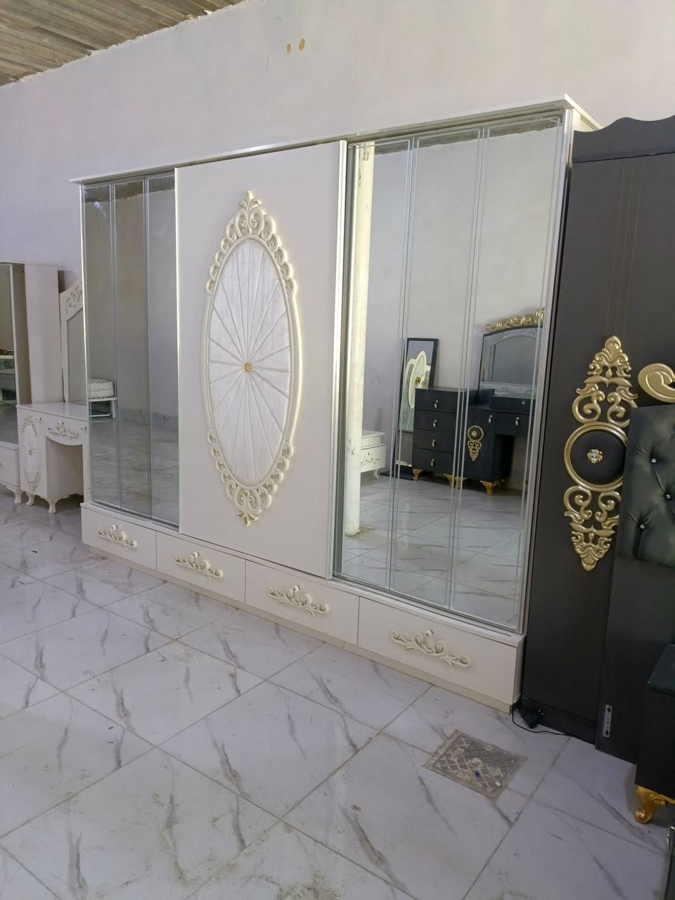 غرفة نوم ملكي للبيع 8 قطع  لون أبيض بدون شد ونقل العنوان كركوك حي العسكري بـل حولي يم قاعة بسطاملي
للاستفسار ***********
‏‪***********‬
