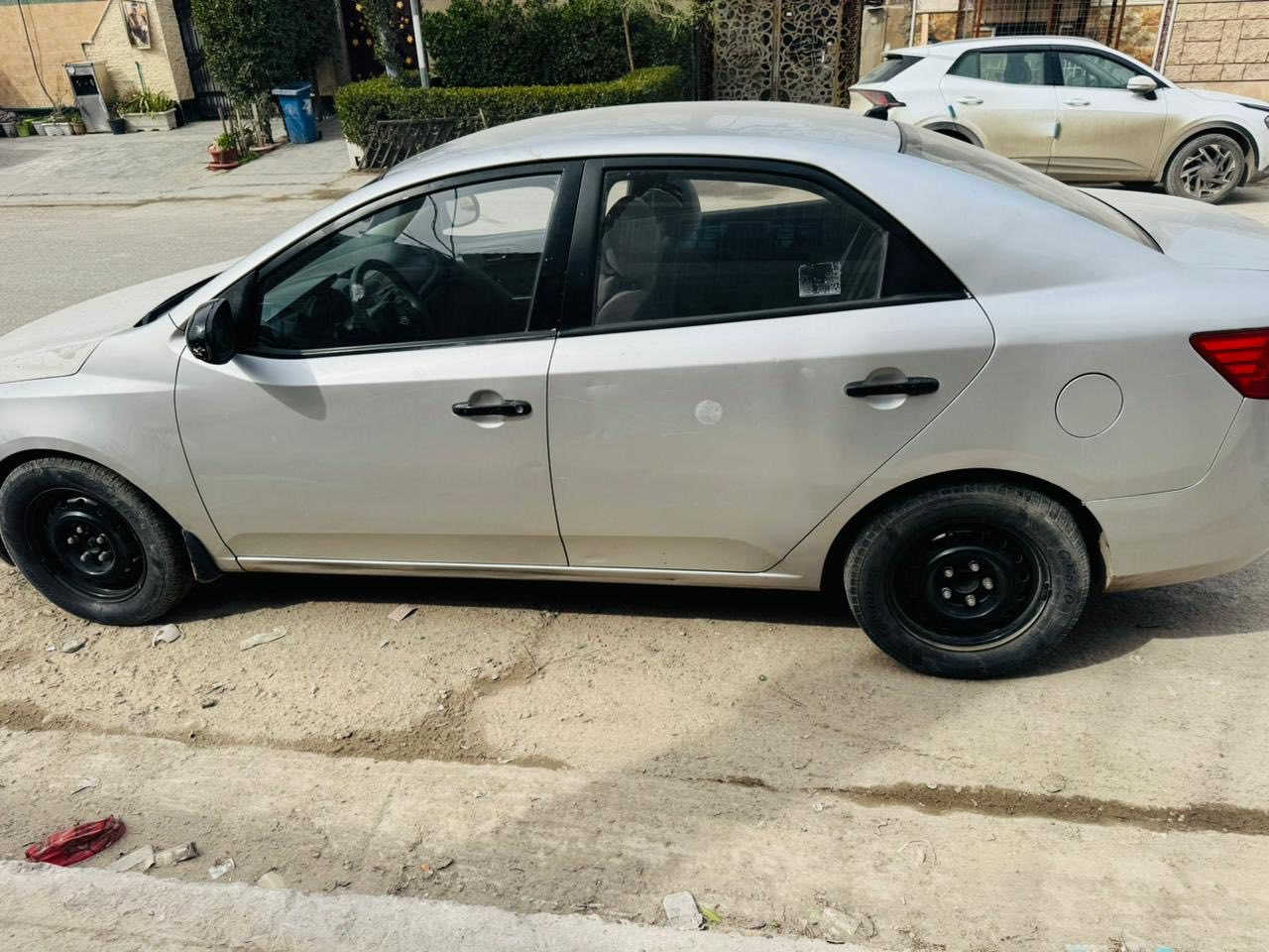 سلام عليكم سيراتو البيع موديل ٢٠١٣ سياره جديده جهزا مابيها نقص رقم ربيل بسمي سنويه وهزا جديده سياره خليجي قطعه صبغ وحده وجاملغ بي بارد بصيط باقي مكفول مكينه ١٦٠٠ تبريد تتفه كهربايات كامله سعر ٨٣ وبيها مجال بصيط مكان بغداد رقمي ***********
