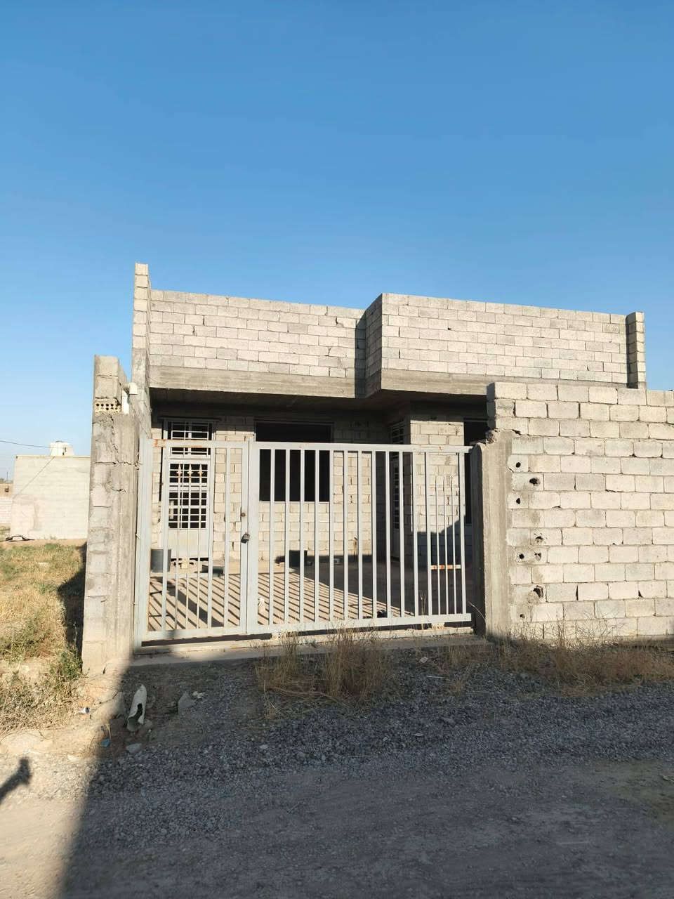 سلام عليكم بيت هيكل للبيع مساحه 250 متر  العنوان بغداد قريه عشره  يحتوي على ثلاث غرف نوم صاله معزوله 
وستقبال ومطبغ وكراج التفاصيل والسعر التصال 
مع صاحب الدار  ***********
