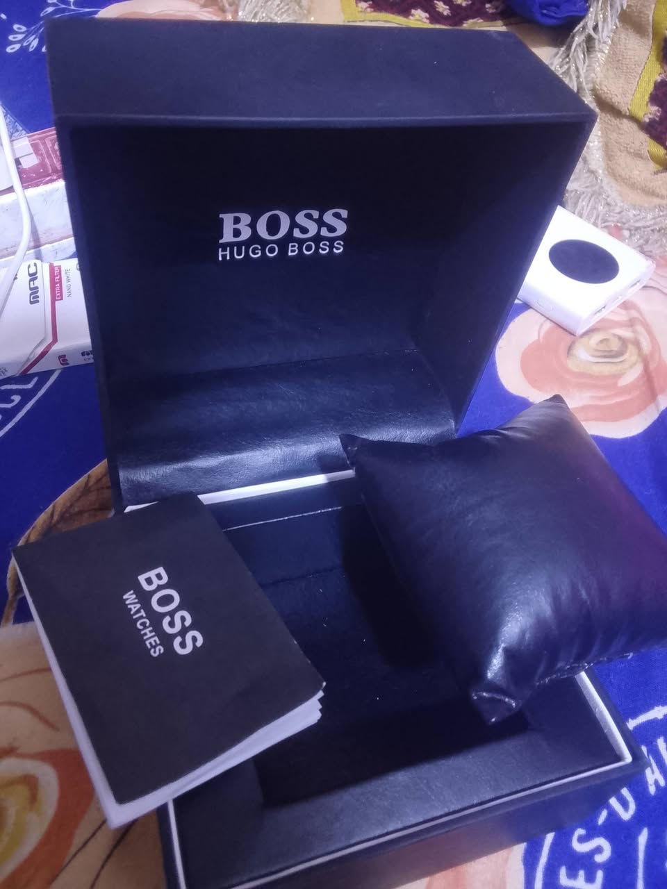 للبيع ساعة Hugo Boss رجالي تقليد درجة اولى 🔥

- موديل كرونو 3 عدادات شغالات 100%
- اللون: ستيل سلفر × وجه ازرق غامق × لمسات روز كولد
- الحالة: جديدة بالكامل بالبوكس والكتيب
- الضمان: دولي سنتين
- الفيديو يبين عمل الكرونو موجود

السعر: 130 الف وبيها مجال 
المكان: الديوانية - الحمزة الشرقي

للتواصل واتساب: ***********
