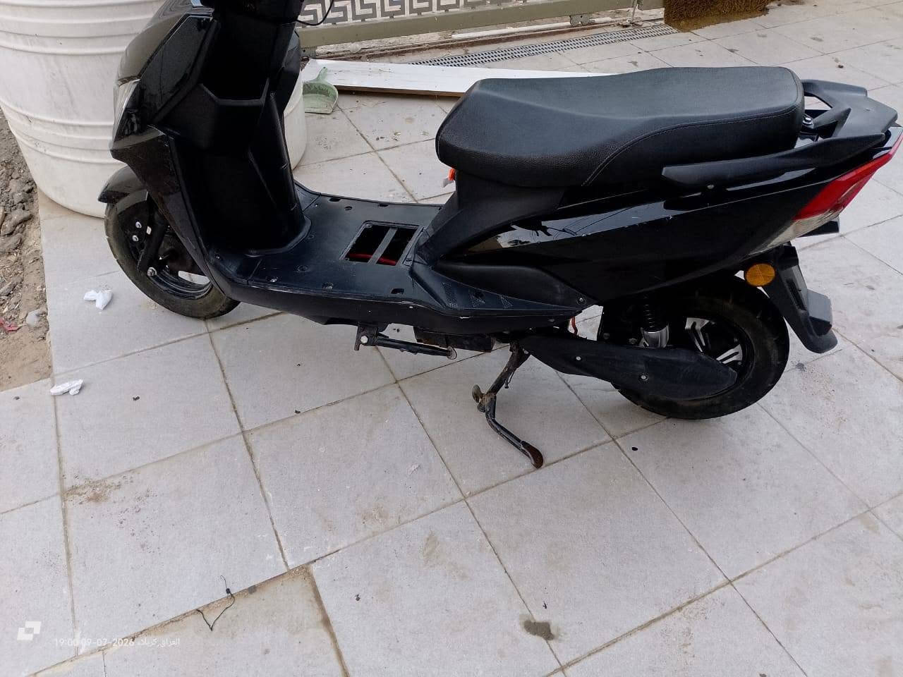 سعر.  490 وبي مجال
دراجة شحن نوع سكنس 
6 بطاريات دبل
ملف 2000
سرعة 85
ويل 10 
تاير 3.50 اكبر حجم
لايت عالي ناصي رماش
اشاير يمنة يسرة 
3 سرع 
عقل 45 امبير بلوتوث رياضي 
تشغيل بصمة وسويج

ملاحضة الشاشة لا تقرا السرعة بيها عطل
والدراجة بيها شخوط من الصفحات
***********
