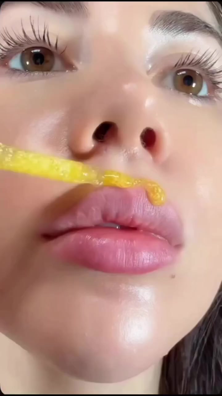 سيرومات فيتامين سي هي "الإكسير الذهبي" لنضارة البشرة، وتفتيحها والخفاظ على شبابها فكيف ازا كانت من اكوال بيري
حيث  بأنها أقوى مضاد أكسدة لتفتيح التصبغات، تحفيز الكولاجين، ومحاربة الشيخوخة. يمنح البشرة إشراقة فورية، يوحد لونها، ويحميها من أضرار البيئة والشمس، ويُعد استخدامه صباحاً مع واقي الشمس من أهم خطوات العناية اليومية للحصول على بشرة شبابية.


**إذا كنت صاحب هذا الإعلان وتريد حذفه لأي سبب، رجاءا أرسل رسالة إلى الدعم الفني**