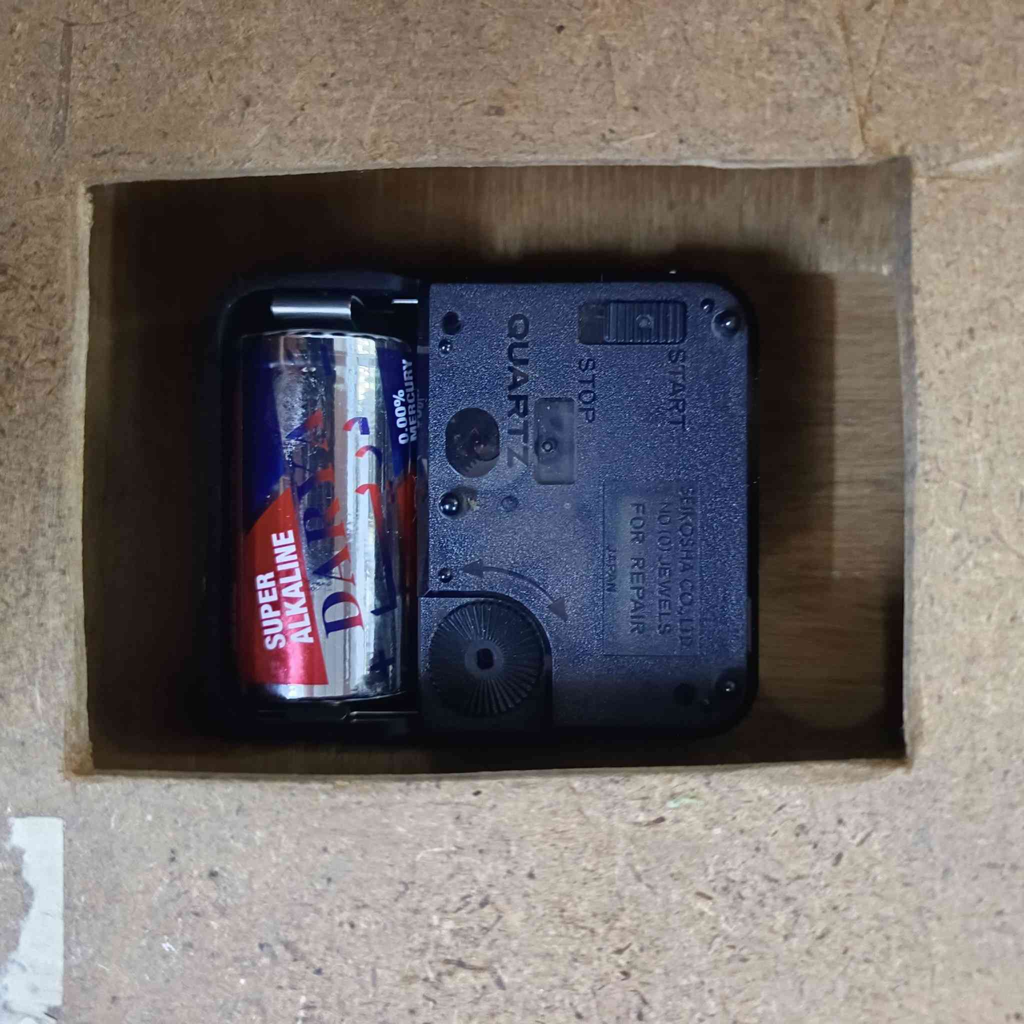 ساعات جدارية اصلية صناعة يابانية قديمة مخزنة استعمال يابان فقط.. خشب بالكامل بطارية وسط.. الاتصال او المراسلة فقط فقط ***********
