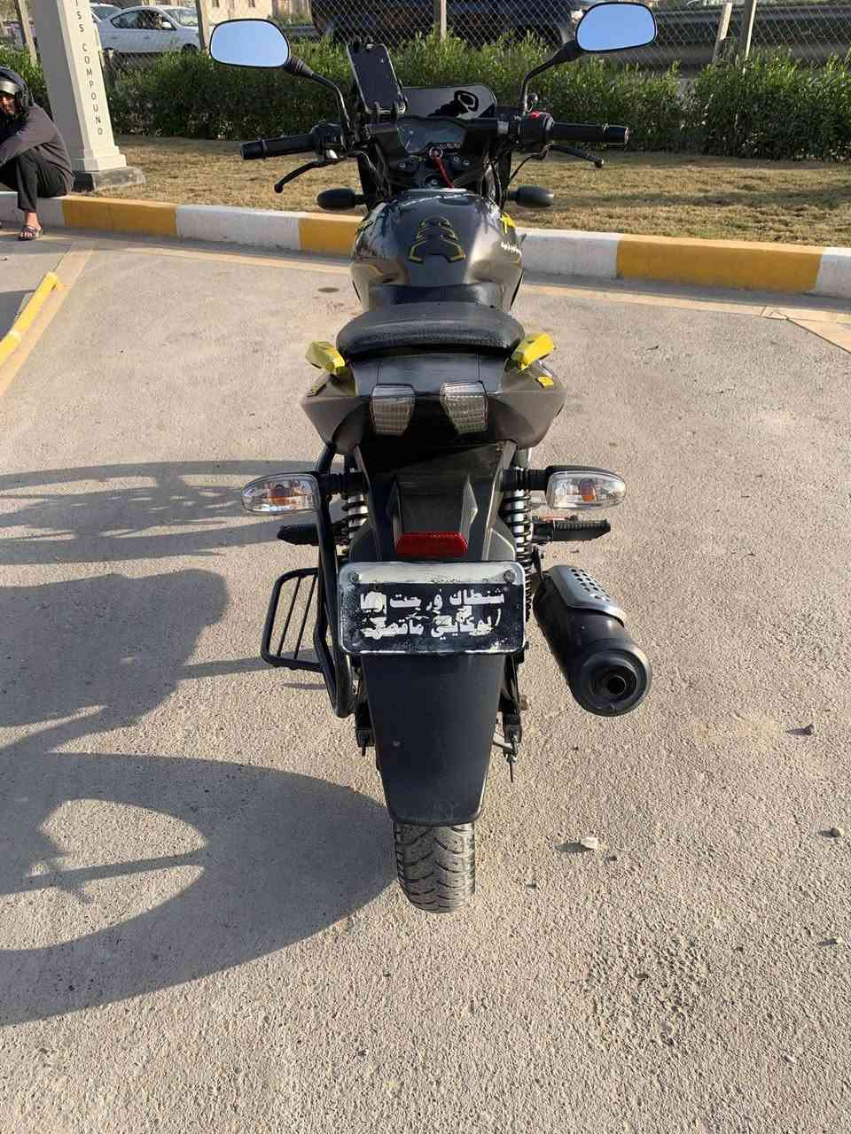 سلام عليكم للبيع دراجة بولسر نيون 150
كير رياضي نمرة جوة  وال N بل النص والباقي ليفوك
كل كهربائيات شغالة 
هورن 
لايت عالي ناصي 
اشاير
بك لايت
بريكات خلفي خياط بل المكان 
والأمامي نفس الشي 
تانكي 15 لتر
نوع الدهن ليكي مولي 
دراجة حلوة ونضيفة أمانة الله علة ايدي 
غراضهة موجودة عند شركة بغداد بايك
مكاني بغداد الغزالية هذا رقم تليفوني وبي واتساب ***********
