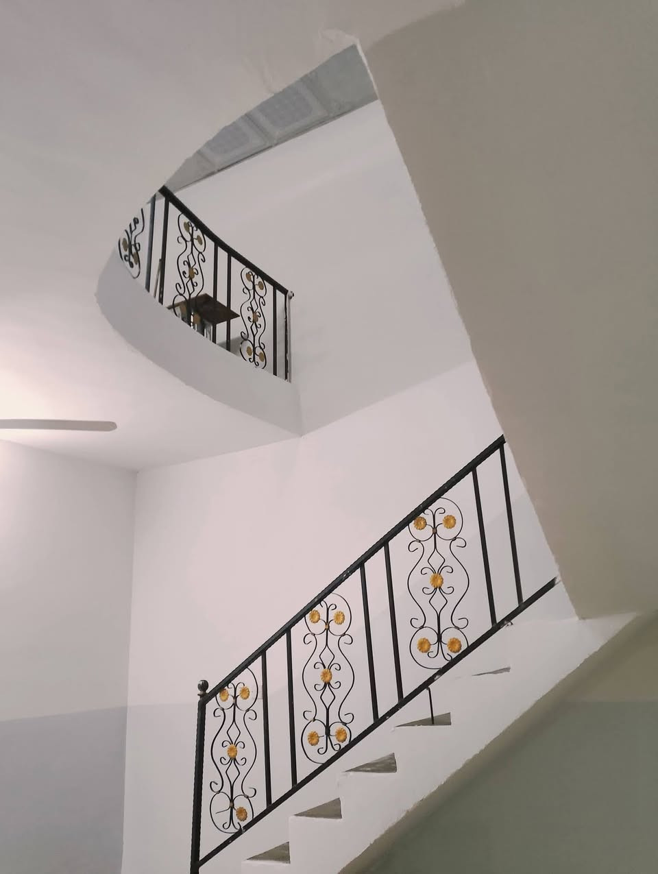 دار للايجار 
نظيف جدا
طابق ثاني معزول تماما
 العنوان 
حي الخضراء ....
خلف مول حفتابازاري كركوك 
مول كركوك الاسبوعي

المساحه 175متر
بناء حديث 2020
غرف نوم عدد 2 (4× 5)
غرفه ضيوف كبيره( 4×6)
صاله داخليه كبيره
بيتونه كبيره
بلكونه كبيره 
مغاسل حمام وتواليت سراميك 
مطبخ سراميك 
ارضيه البيت كلها كاشي موزايك
شبابيك و ابواب VBC
البيت  عليه ادامه كامله من صبغ وكهربائيات...الخ 
يوجد فيه خط مولده 
 الكهرباء والماء معزوله
سخان وماطور ماء مع تانكي عدد 2 كبيران
السعر 300 قغل
مطلوب عائله صغيره
ويفضل ان يكون موظف
اتصال بالرقم***********
مكتب عقارات كركوك الذهبي
