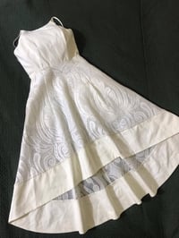 فساتين • اوف وايت لؤلؤي • قياس ٣٨/٤٠