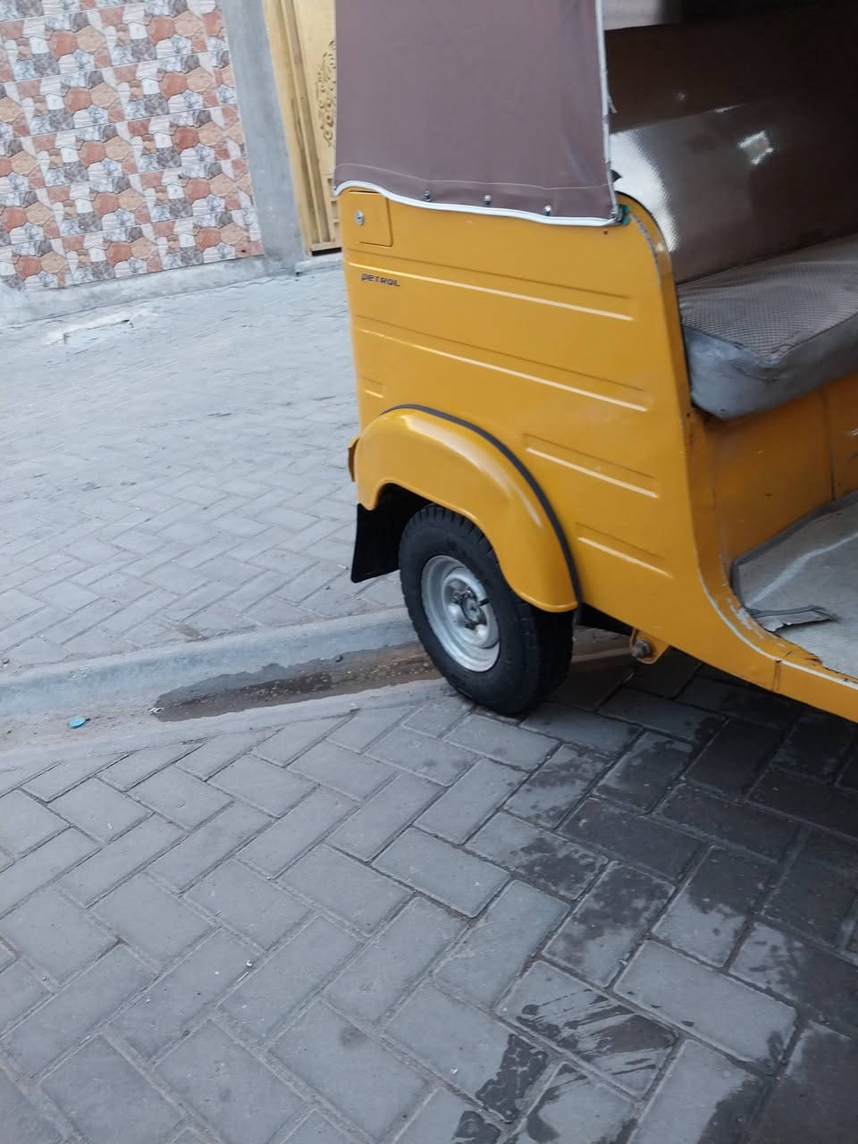 تكتك للبيع مديل 2019  شهر 12  مكفوله بس دوس صبغ رقم النكليزي مكان بغداد السعر 7  بيهه مجال  استفسار  اتصل على رقمي ***********
