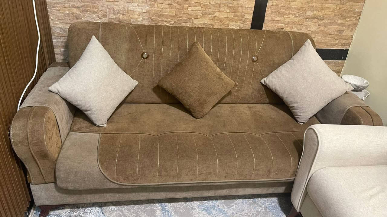 السلام عليكم تخم 2 قنفات 2 كراسي 8 مقاعد شغل درجه اولى وبي ضمان 5 سنوات الوصل موجود مال ضمان ويا كوشات عدد 8 السعر 325وبي مجال قليل يرهم مراوس مع كورنر او ديوان حجم مناسب عنوان بغداد البياع ***********
