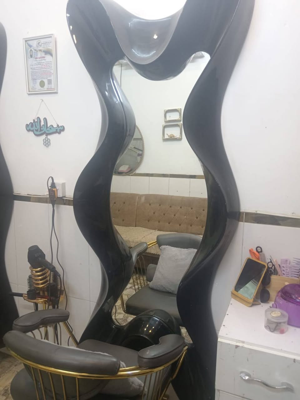 سلام عليكم للبيع صالون نسائي مع كل لمحقاته بل صوره سبب للبيع لعد تفرغ شغله خير من الله وايجار 250الف معروض 5ملاين وبيه مجال اتصل للتفاصيل اكثر ***********خطي بيه واتساب الصالون منطقةالدوره حي صحه شارع 20مجاور مطعم باب الحاره
