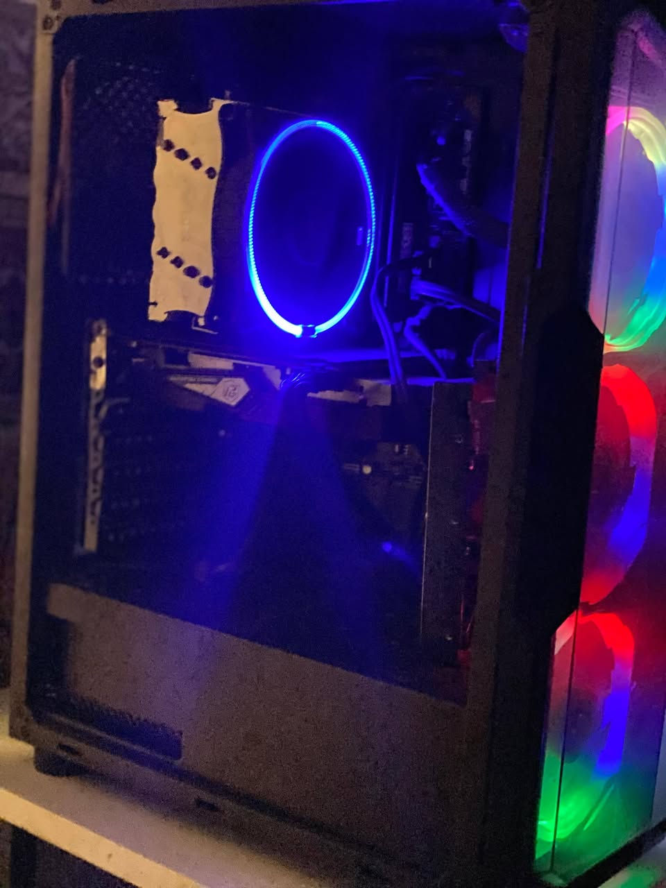 السلام عليكم 
معالج i3 جيل 10 
كرت  Rx 590 gme
رامات ddr 4 .16 gb 
 بور سبلايPsu 650 
Ssd 500gb 
HDD 80gb 
مكاني الفلوجة السعر475 
رقمي ***********
